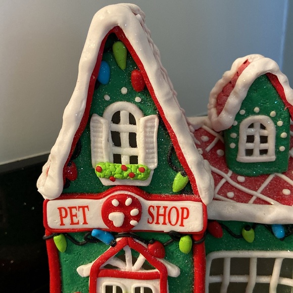 LIT Gingerbread House PET SHOP w/Gingerbread Dogs, Christmas Tree with Bones - Picture 6 of 13